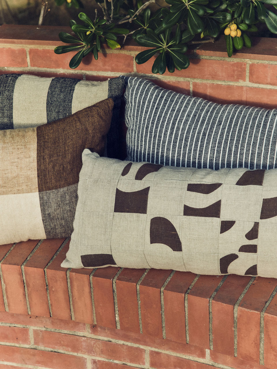 CUSHION STRIPED MONOCHROME 70X40