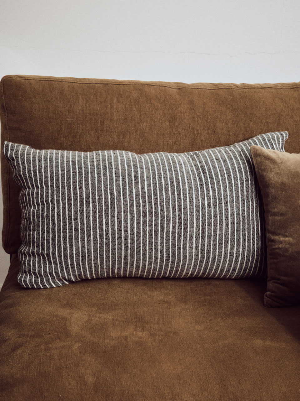 CUSHION STRIPED MONOCHROME 70X40