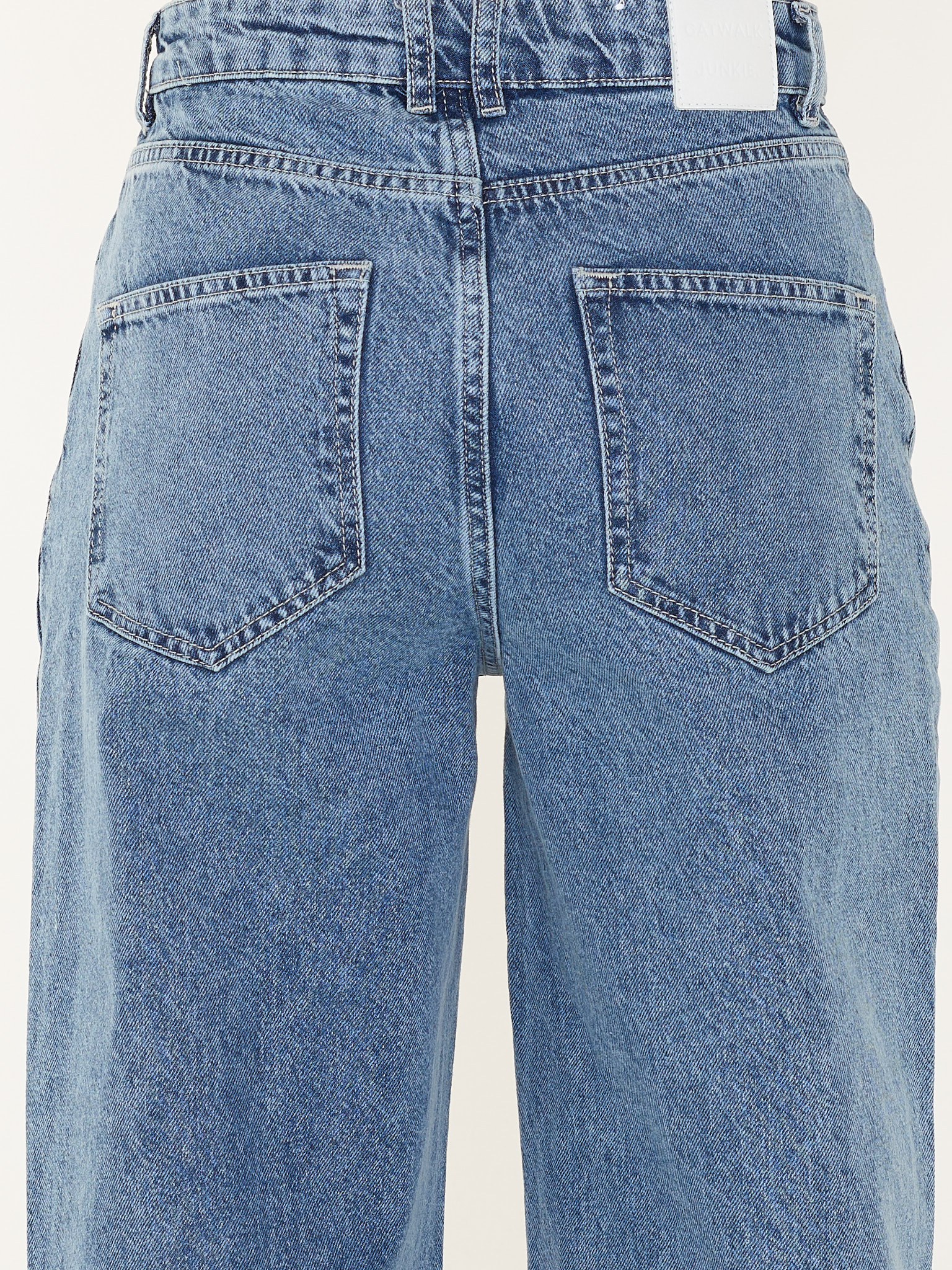 JEANS LOOSE FIT SNAP BUTTONS