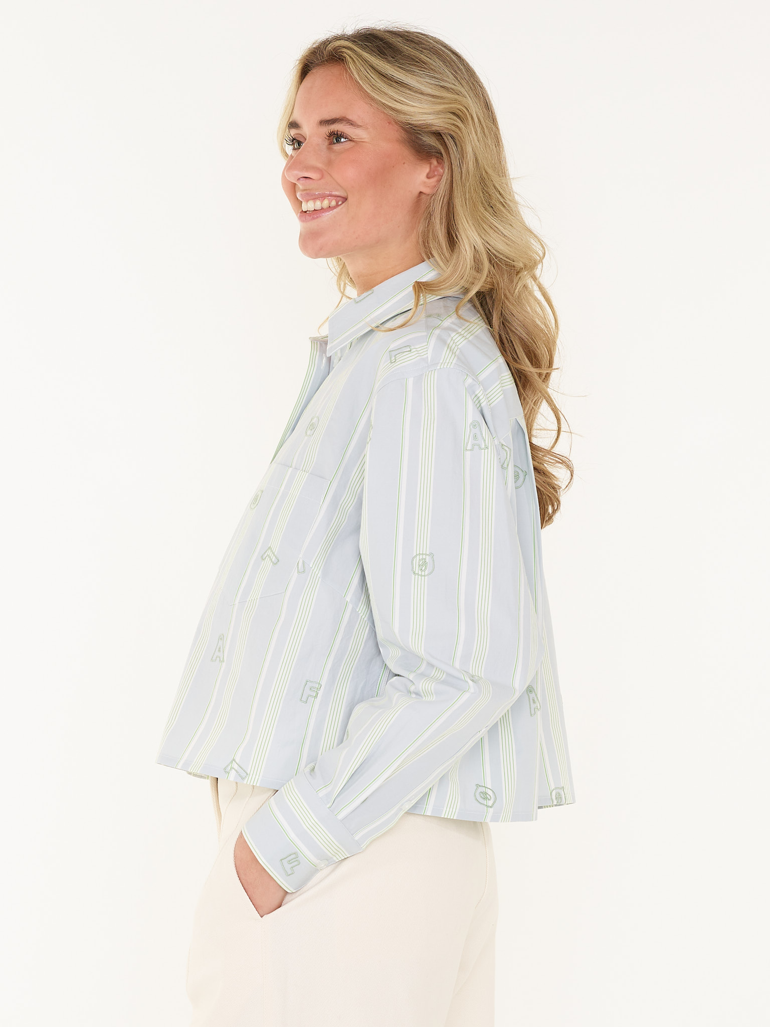 SHIRT EMBRO LOGO STRIPE CROPPED