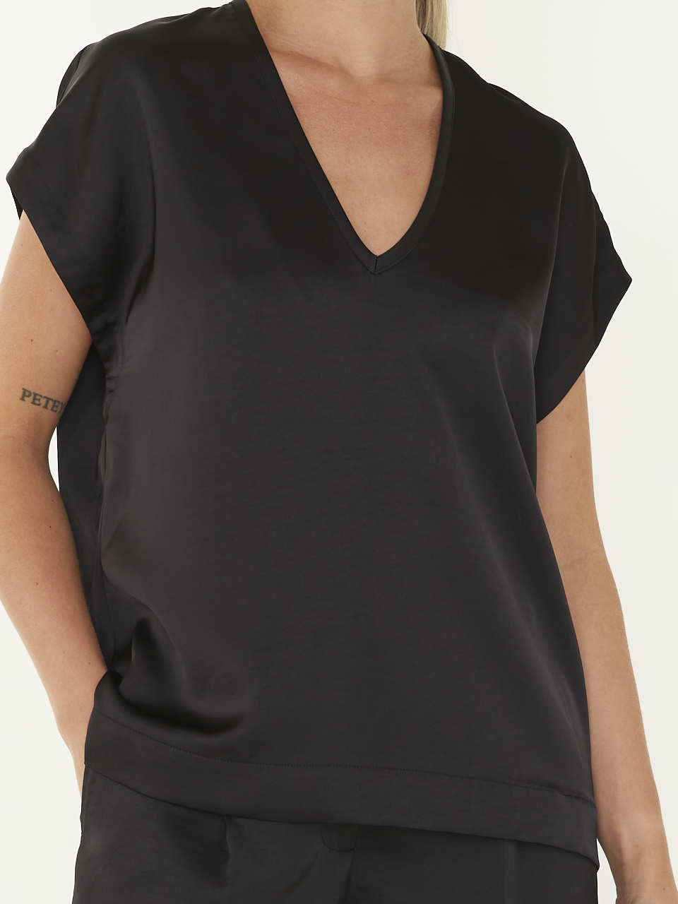 TOP D6LUIZA SATIN V-NECK