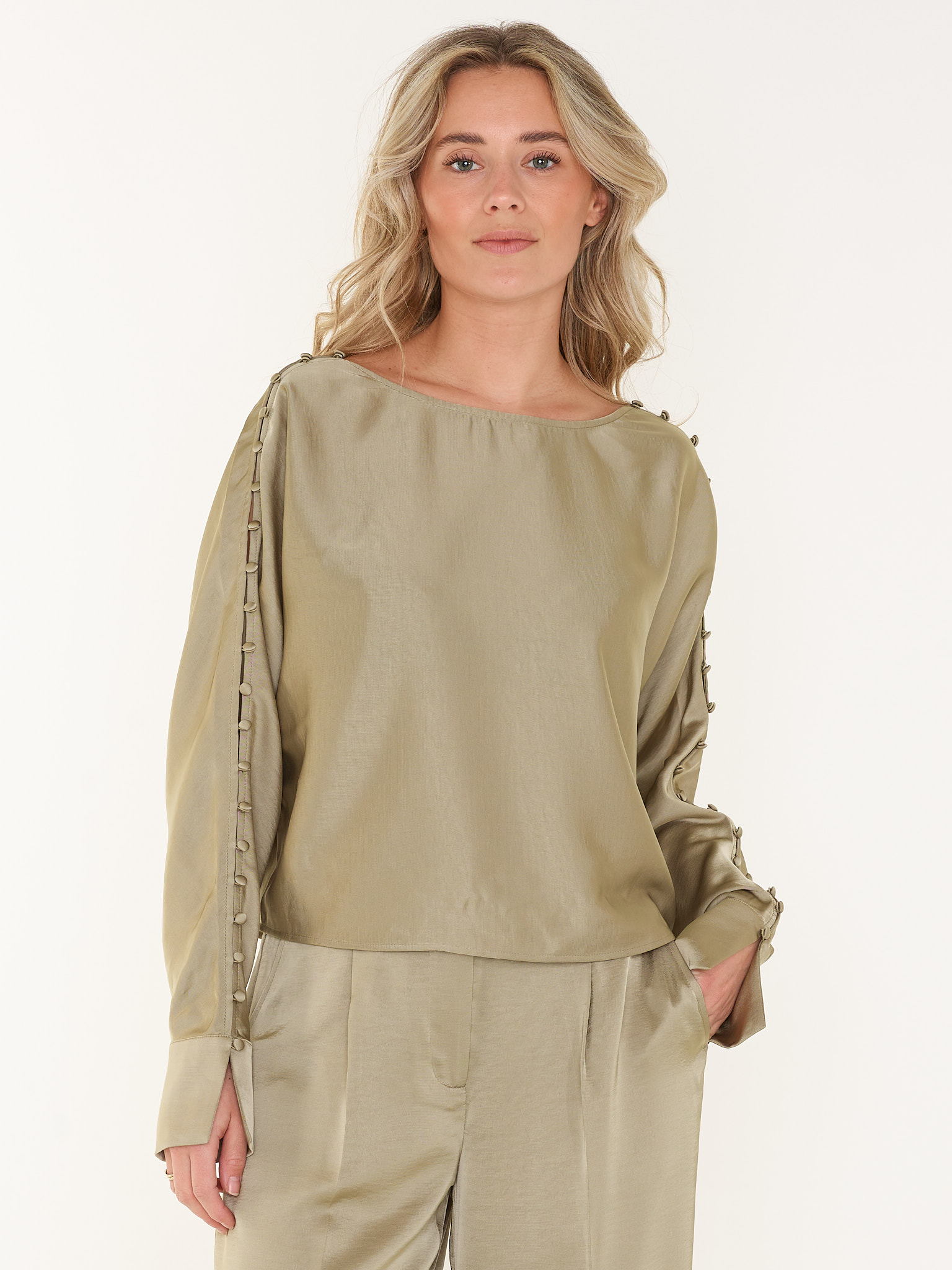TOP ROCCO SATIN BUTTON DETAIL