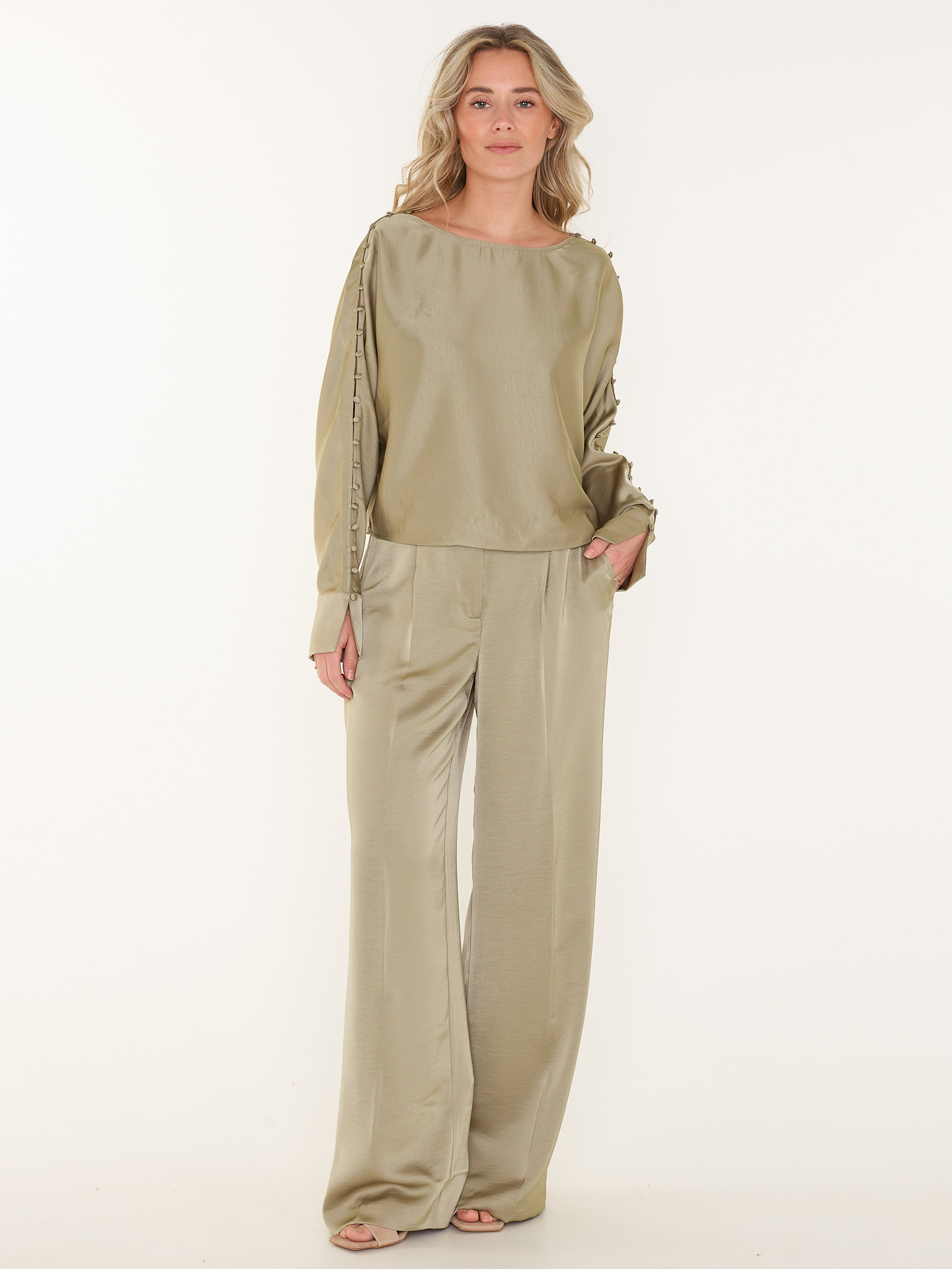 TOP ROCCO SATIN BUTTON DETAIL