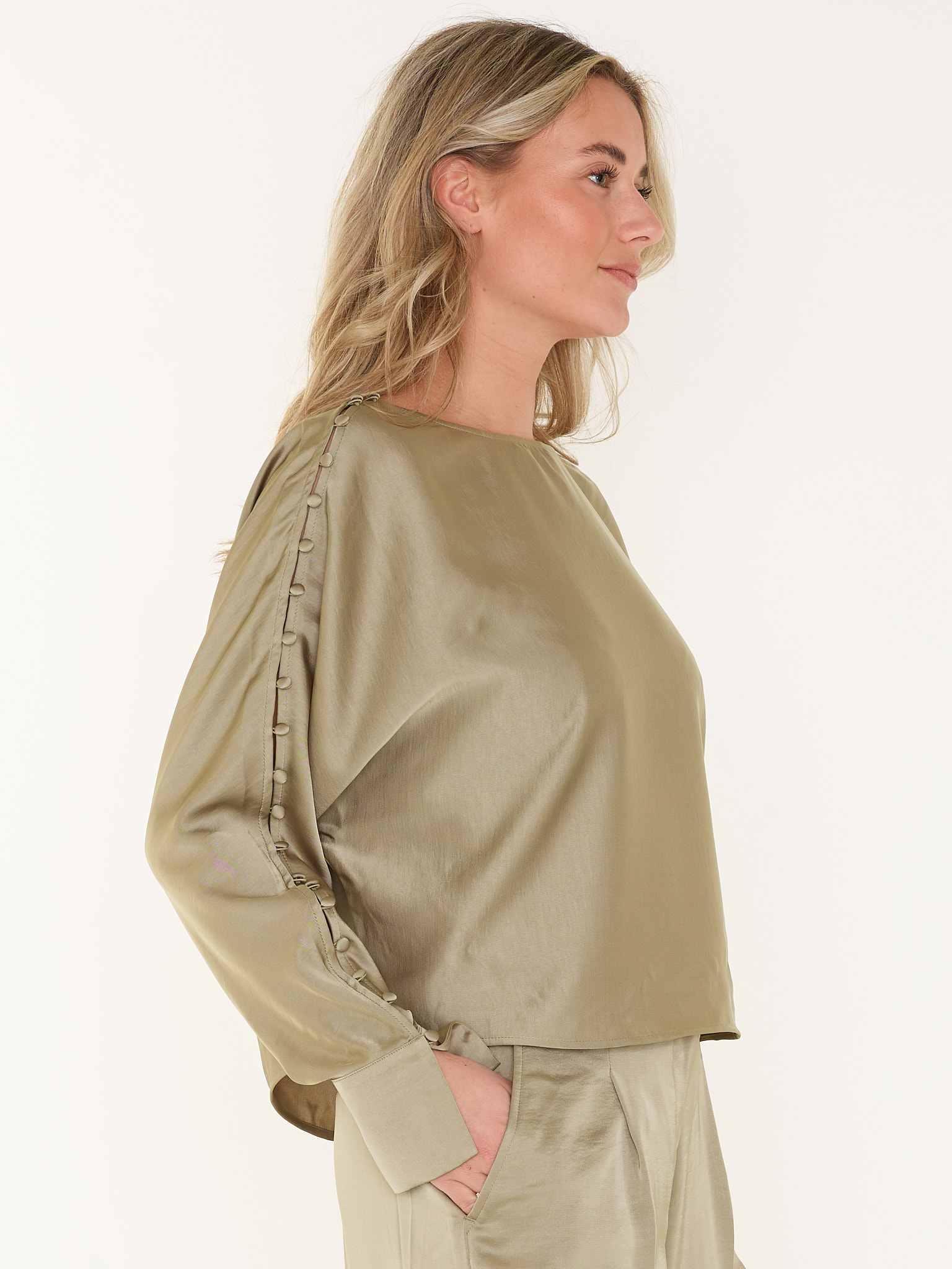 TOP ROCCO SATIN BUTTON DETAIL
