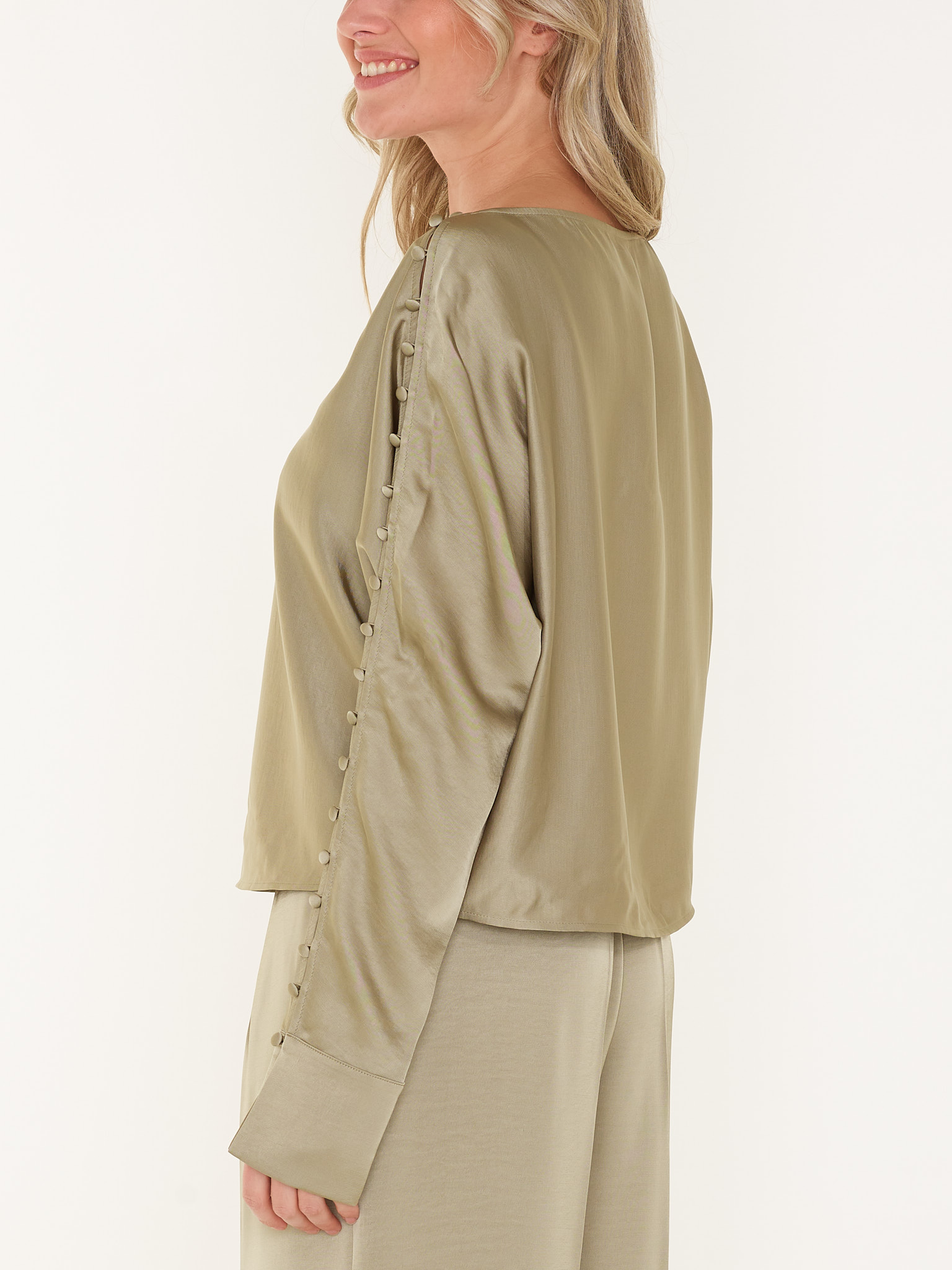 TOP ROCCO SATIN BUTTON DETAIL