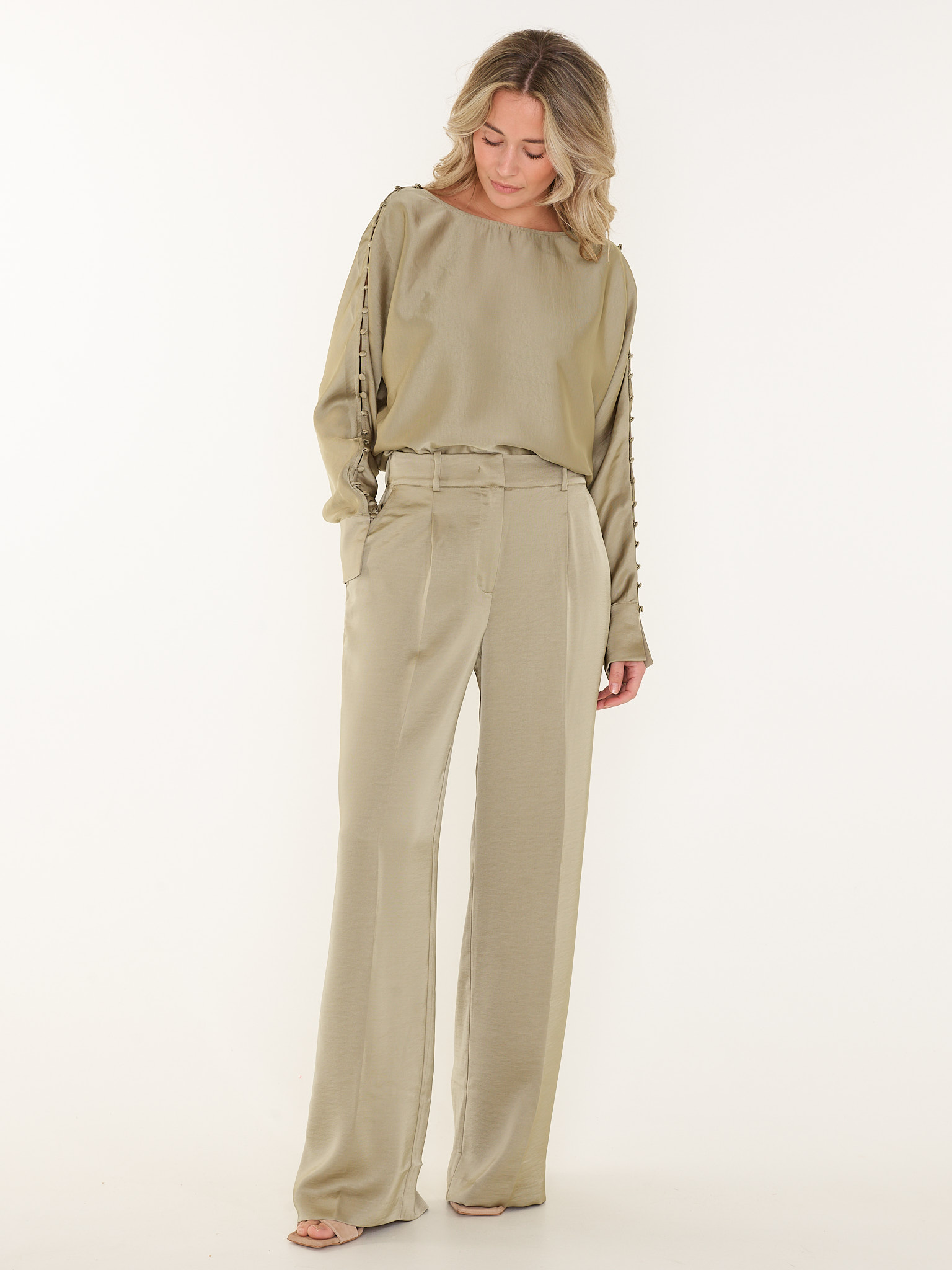 TOP ROCCO SATIN BUTTON DETAIL