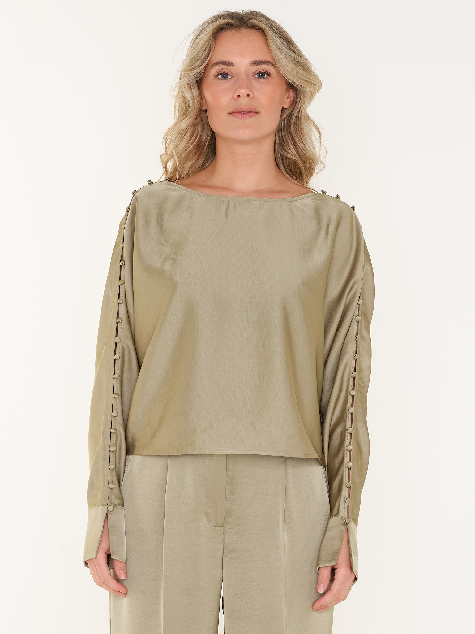 TOP ROCCO SATIN BUTTON DETAIL