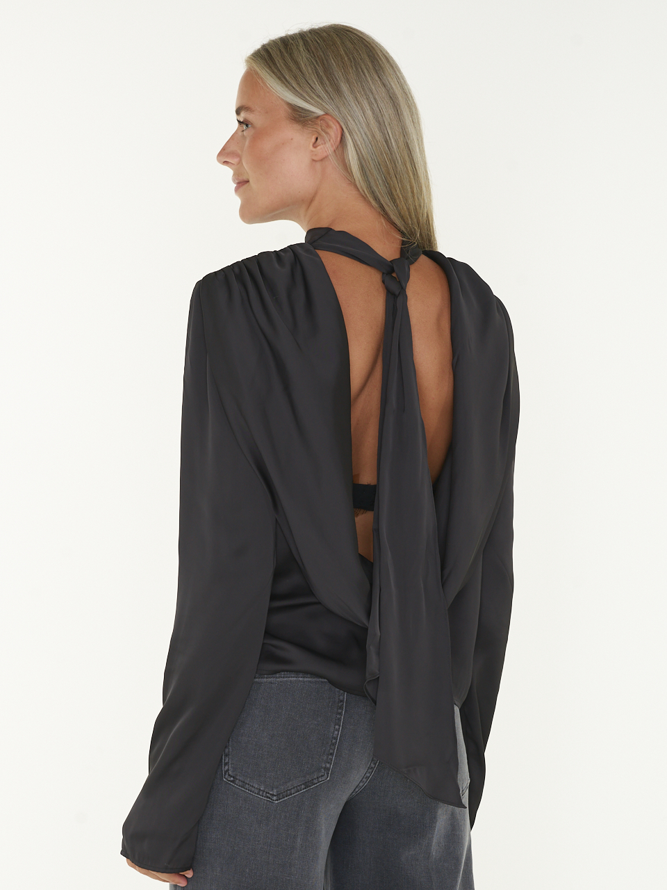 TOP SATIN DRAPY BACK